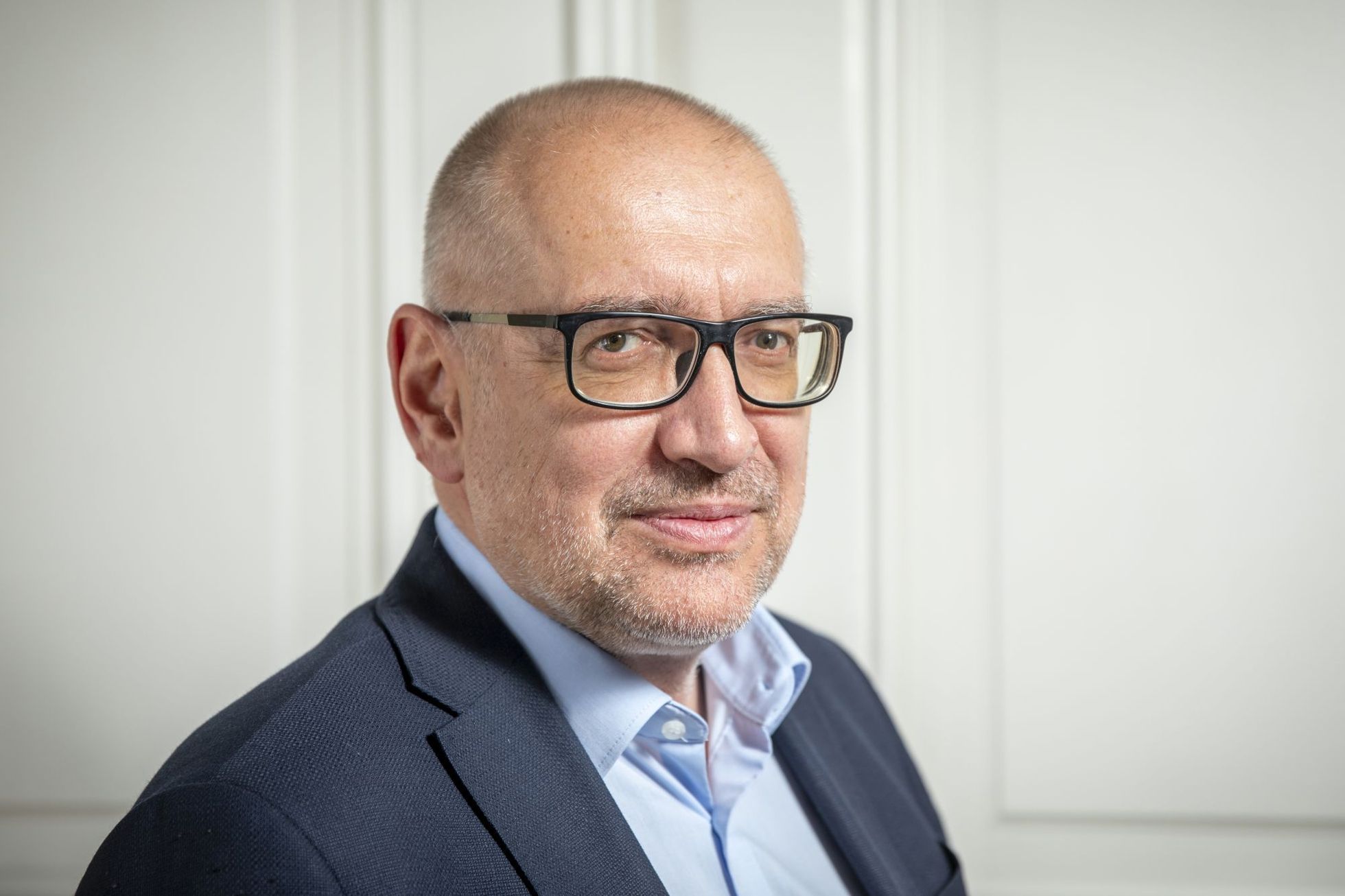 Milion ze Senátu, kam téměř nechodí. Ministr Bek odráží výtky ke své práci i výdajům