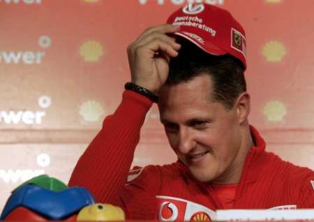 Pilot formule 1 týmu Ferrari Michale Schumacher vtipkuje během tiskové konference před závěrečným podnikem sezony v Brazílii. | Foto: Reuters