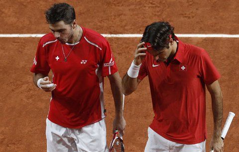 Zklamaní Roger Federer (vpravo) a Stanislas Wawrinka | Foto: Reuters