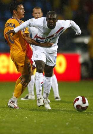 Rumunští fotbalisté se snaží zadržet Nizozemce Clarence Seedorfa. | Foto: Reuters