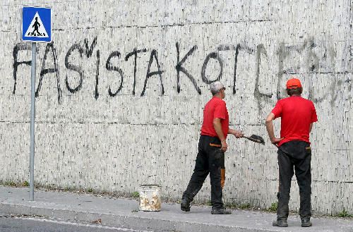 Zaměstnanci městských služeb z Banské Bystrice odstraňují nápisy ze zdí v okolí bydliště vůdce již zrušenjé nacionalistické strany Slovenská pospolitost-národní strana Mariána Kotleby. | Foto: Aktuálně.cz