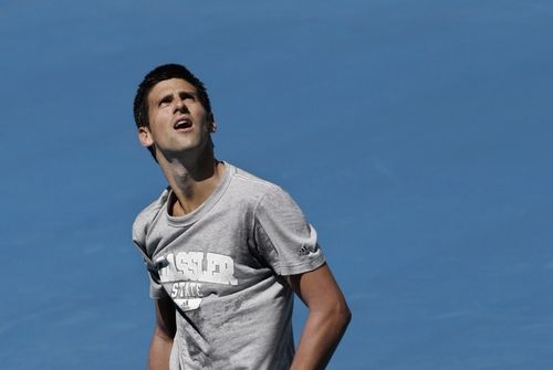 Srbský tenista Novak Djokovič testuje kurty v Melbourne před Australian Open. | Foto: Reuters