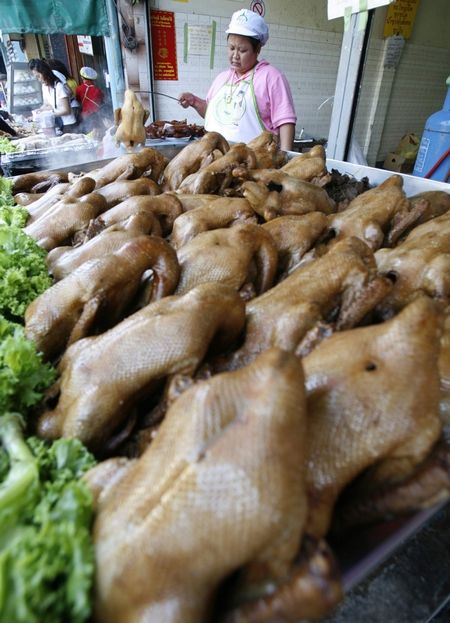 Novoroční dobroty na trhu v Bangkoku | Foto: Reuters