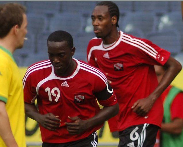 Dwight Yorke a Dennis Lawrence v přípravném zápase proti Walesu. | Foto: Reuters