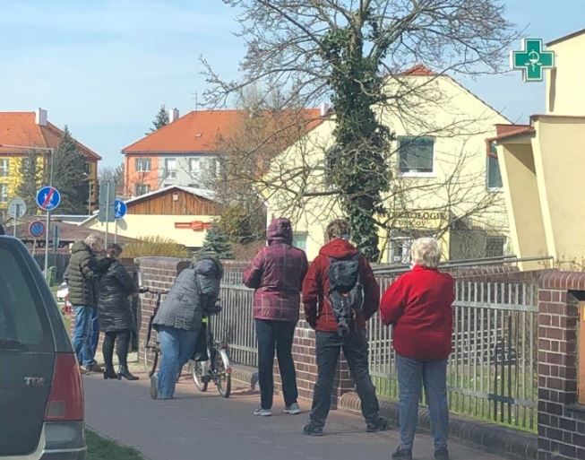 Fronta lidí před uničovskou lékárnou, která prodává přes okénko. | Foto: Michal Muzikant