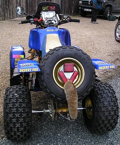Zadní pohled na čtyřkolku Yamaha Josefa Macháčka. Stroj se jmenuje Pouští liška, proto má i pravý liščí ohon. | Foto: Radek Vičík