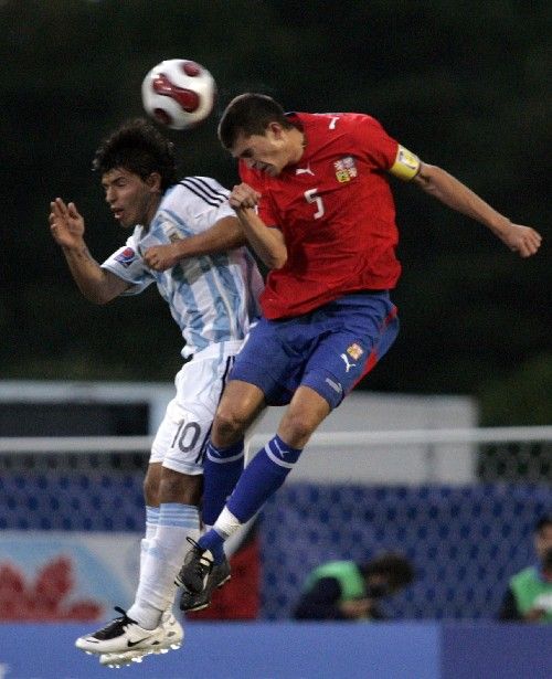 Argentinec Sergio Aguero (vlevo) ve vzdušném souboji s Janem Šimůnkem v úvodním zápase světového šampionátu fotbalistů do dvaceti let. | Foto: Reuters