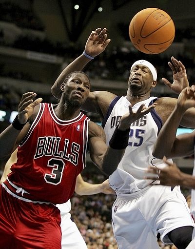 Ben Wallace z Detroitu (vlevo) se snaží bránit chicagského Ericka Dampiera. | Foto: Reuters