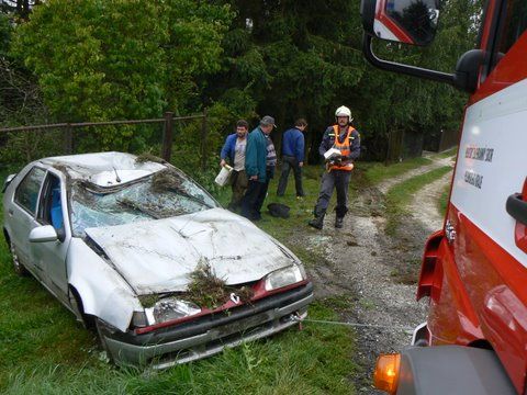 Auto museli hasiči vrátit na kola naviákem | Foto: Aktuálně.cz