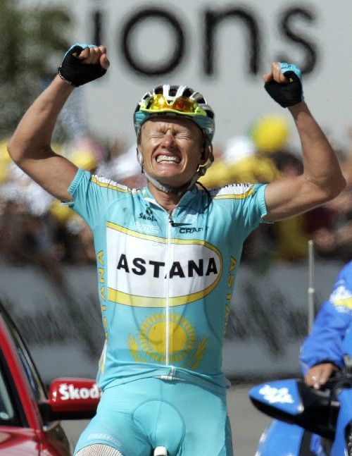 Kazachstánský cyklista Alexander Vinokurov se raduje z vítězství v 15. etapě Tour de France. | Foto: Reuters