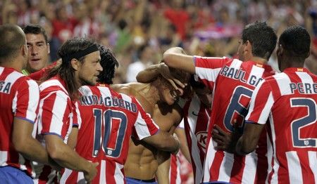 Tomáš Ujfaluši se raduje z branky se svými novými spoluhráči z Atlétika Madrid. | Foto: Reuters