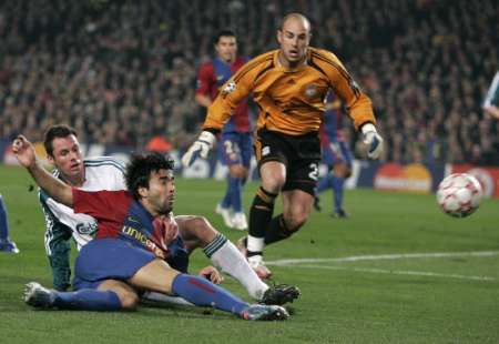 Deco z Barcelony (v červenomodrém) dává gól do sítě liverpoolského Pepe Reiny (vpravo) Nezabránil mu v tom ani bránící Jamie Carragher (vlevo). | Foto: Reuters