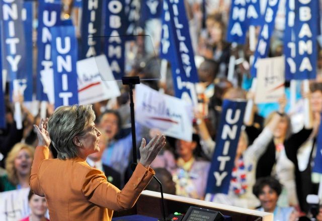 Hillary Clintonová hovoří k delegátům demokratického sjezdu v Denveru. Ti před jejím projevem dostali do rukou transparenty s nápisem "Jednota". Během vystoupení Clintonové jimi usilovně mávali. Podle průzkumů se však více než čtvrtina stoupenců Clintonové chystá volit republikána McCaina. | Foto: Reuters