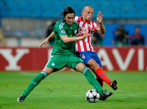 John Heitinga z Atletica Madrid bojuje s Letem z Panathinaikosu v předkole Ligy mistrů | Foto: Reuters