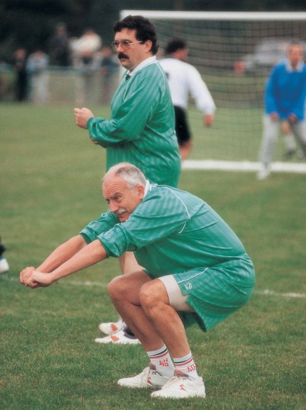 ... to čumíme... Fotbalové utkání české vlády v roce 1996. Ministr zemedelství Lux a exministr Dyba se snaží | Foto: Igor Zehl, ČTK