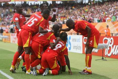 Fotbalisté Ghany se radují z gólu v síti USA. | Foto: Reuters