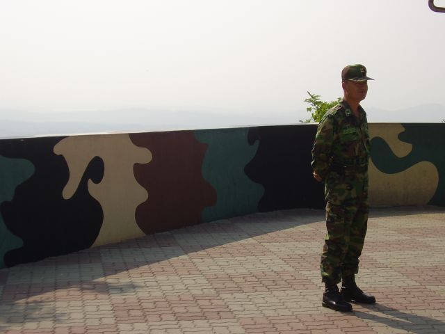 Na hranici: Za zády vojáka se v mlžném oparu skrývá Severní Korea. | Foto: Martin Novák