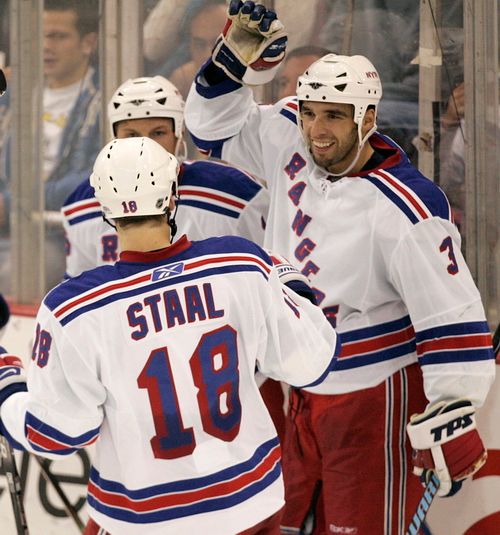 Marc Staal (18) z New Yorku Rangers gratuluje spoluhráči Michalu Rozsívalovi (3) k druhé brance v síti Pittsburghu. | Foto: Reuters