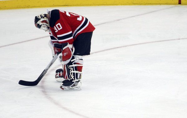 Brankář New Jersey Martin Gerber by se nejraději propadl. Útočník hostujících Rangers Ryan Callahan ve 48. minutě zvýšil na 2:0. Gólman musel počkat, až se uklidí led zasypaný nespokojenými domácími fanoušky. | Foto: Reuters