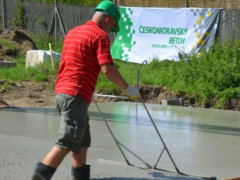 10:45 hod. Zpracování základové desky do požadované roviny na stavbě rodinného domu. | Foto: Komerční sdělení