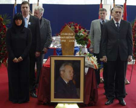 Poslanec Srbské radikální strany Tomislav Nikolič (vpravo) a Jadranka Seseljová, žena Vojislava Seselje, který v haagské věznici očekává rozsudek. | Foto: Reuters