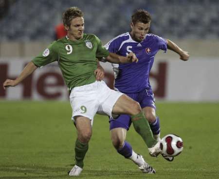 Kevin Doyle (vlevo) a Jan Durica bojují o míč v průběhu kvalifikačního zápasu Slovensko - Irsko v Bratislavě 8. září 2007 | Foto: Reuters