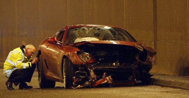 Policista zkoumá v tunelu poblíž manchesterského letiště nabourané Ferrari Cristiana Ronalda. | Foto: Reuters