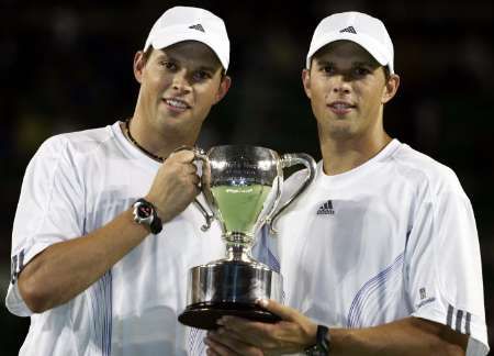 Američtí bratři Bob (vlevo) a Mike Bryanovi obhájili na Australian Open titul ve čtyřhře. V Melbourne kralovali už popáté za posledních šest let (2006, 07, 09, 10, 11). | Foto: Reuters