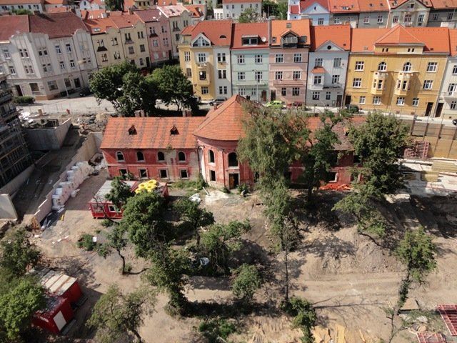 Dělníci začínají odkrývat původní malebnost oranžerie... | Foto: Bozner