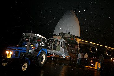 Jakmile byl vrtulník všemi koly na letištní ploše, traktor ho odtáhl do hangáru. | Foto: Josef Mašek