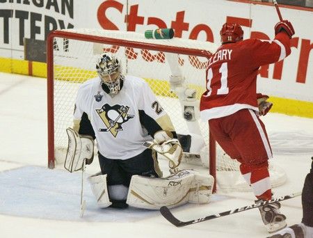 Daniel Cleary oslavuje svůj gól do sítě Pittsburghu. | Foto: Reuters