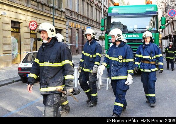 Hasičské jednotky se pravidelně střídají. | Foto: HZS Praha