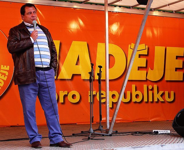 A nakonec došlo i na šibaly. "Jestliže vyhraje ODS, bude to považovat za signál, aby přešla k další fázo reforem. Na kontech zdravotních pojišťoven leží mnoho milionů. Mnoho šibalů kolem ODS je připraveno si omočit svůj zobáček," děl z pódia k voličům Jiří Paroubek. ODS podle něj bude chtít dál privatizovat krajské a fakultní nemocnice. "Kdo hlasuje pro ODS, hlasuje také pro radar," připomněl ještě voličům téměř zapomenutý bod kampaně. | Foto: Ondřej Netočný