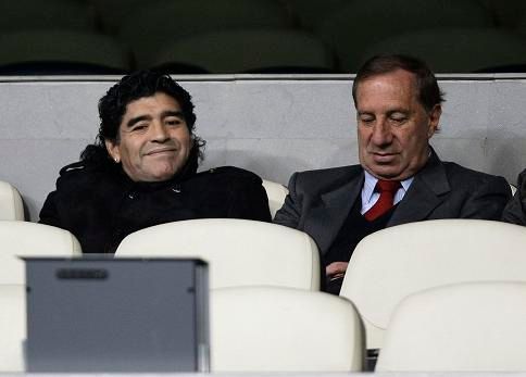 Diego Maradona, Carlos Bilardo, šéfové argentinské reprezentace na zápase Realu s Juventusem | Foto: Reuters