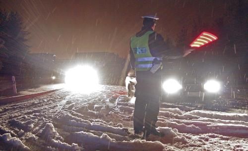 Policista odklání vozidla na uzavřeném nájezdu na 112. kilometru dálnice D1 u Jihlavy,. Dálnice byla v tomto úseku v důsledku prudkého a vydatného sněžení uzavřena v obou směrech mezi 64 a 119 kilometrem. | Foto: ČTK