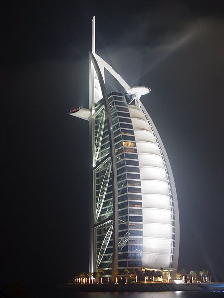 Hotel ve tvaru plachetnice byl jednou z prvních staveb, která Dubaj proslavila pro širokou veřejnost. Byl doknčen v roce 1999. | Foto: www.sharenator.com/Amazing_Dubai/