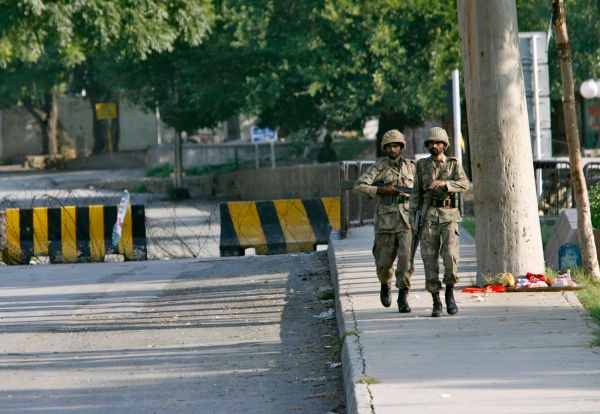 Armáda zasahuje v Červené mešitě v pákistánském Islamabádu | Foto: Reuters