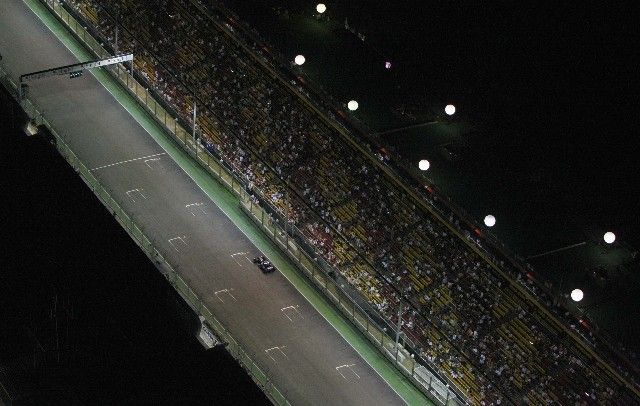 Jeden ze závodníků formule jedna se řítí cílovou rovinkou nového okruhu Marina Bay v Singapuru. | Foto: Reuters