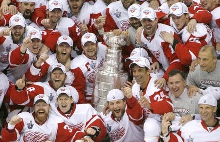 Po šesti letech se hokejisté Detroitu radují ze Stanley Cupu. | Foto: Reuters