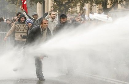 Gruzínská policie slzným plynem a vodními děly rozehnala demonstranty, kteří požadují odstoupení prezidenta Saakašviliho. | Foto: Reuters