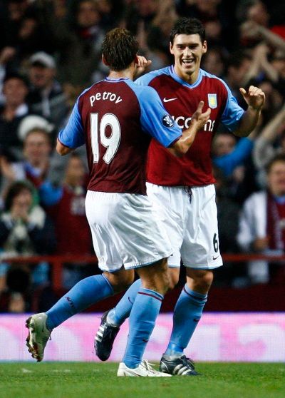 Gareth Barry právě poslal Aston Villu v zápase s Ajaxem podruhé do vedení. Gratuluje mu spoluhráč Petrov. | Foto: Jiří Šidliák, Reuters