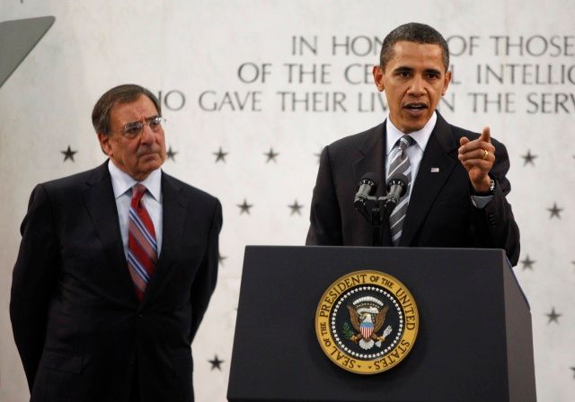 Obama v Langley hovoří k zaměstnancům CIA, po jeho boku ředitel zpravodajské služby Leon Panetta | Foto: Reuters