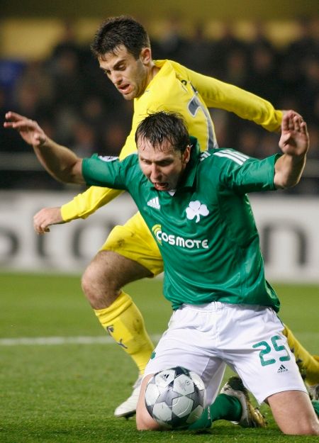 Fotbalista Panathinaikosu Jakub Wawrzyniak (vpředu) bojuje Guiseppe Rossim z Villarealu. | Foto: Václav Rojík