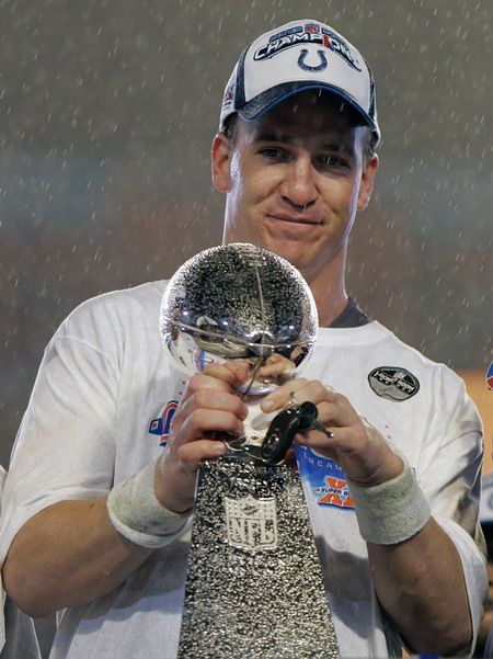 Quarterback Peyton Manning z týmu Indianapolis Colts drží Vince Lombardi Trophy pro vítěze Super Bowlu. | Foto: Reuters