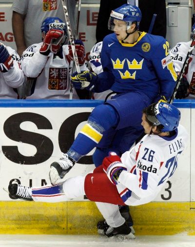 Po zákroku Alexandra Edlera padá i nejlepší střelec českého týmu Patrik Eliáš. | Foto: Reuters