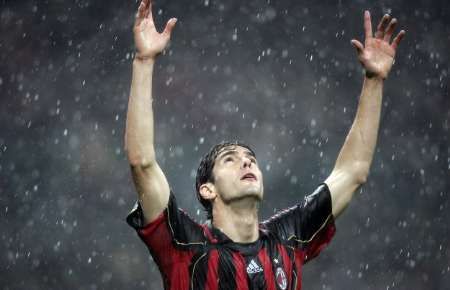 Kaká oslavuje gól do sítě Manchesteru United v semifinále Ligy mistrů. | Foto: Reuters