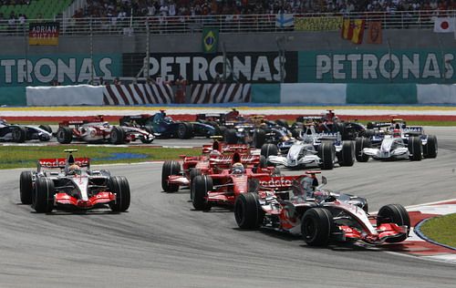 Start Velké ceny Malajsie, v čele Fernando Alonso v McLarenu. | Foto: Reuters