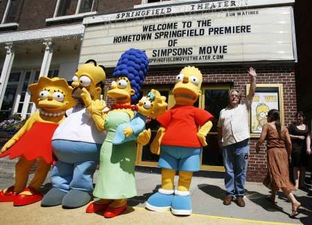 Simpsonovi ve filmu, americká premiéra, tvůrce Matt Groening mává v pravo | Foto: Reuters