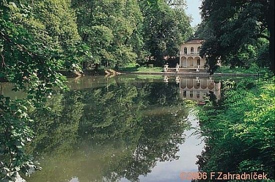 Stav Podzámecké i Květné zahrady se rok od roku zhoršuje (pohled na Rybářský pavilon). | Foto: F. Zahradníček/Město Kroměříž