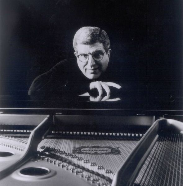 Marvin Hamlisch , 2. 6. 1944 – 6. 8. 2012, americký hudební skladatel 
 Ve věku 68 let v pondělí 6. srpna zemřel skladatel filmové a divadelní hudby Marvin Hamlisch, který složil hudbu například ke slavným snímkům Podraz (1973) a Takoví jsme byli (1973). Mluvčí rodiny oznámil bez dalších podrobností, že Hamlisch zemřel v Los Angeles po krátké nemoci. 
 Hamlisch získal během kariéry tři Oscary, dva Zlaté glóby, čtyři televizní ceny Emmy, čtyři ceny Grammy a divadelní ocenění Tony, kterou dostal za hudbu k muzikálu Chorus Line. 
 Složil hudbu k více než 40 filmům, včetně snímků jako Banáni (1971), Špion, který mě miloval (1977), Příští rok ve stejnou dobu (1978), Obyčejní lidé (1980),  Sophiina volba (1982), Dvě tváře lásky (1996) nebo Informátor! (2009). 
 Článek: 
 http://aktualne.centrum.cz/kultura/kratke-zpravy/clanek.phtml?id=753791 | Foto: Skladatelův Facebook